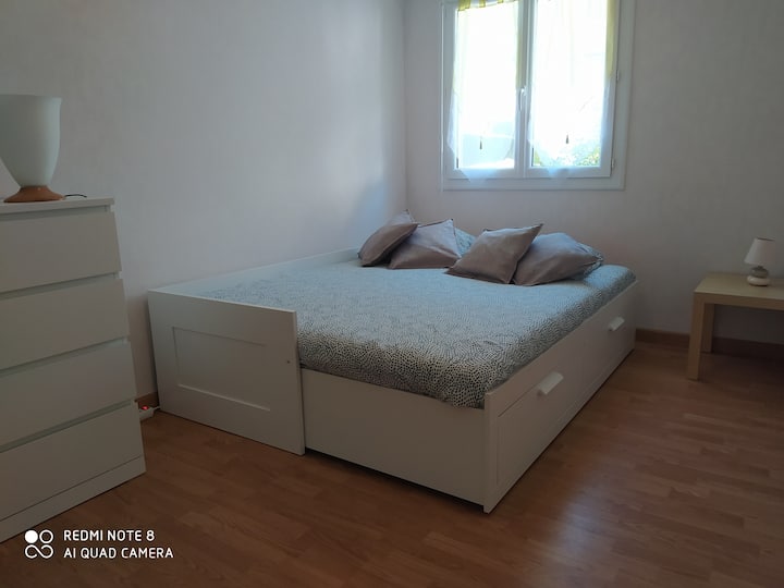 غرفة في الطابق الأرضي تضم سرير مزدوج