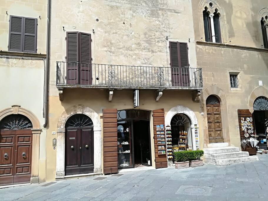 ingresso appartamenti portone marrone scuro