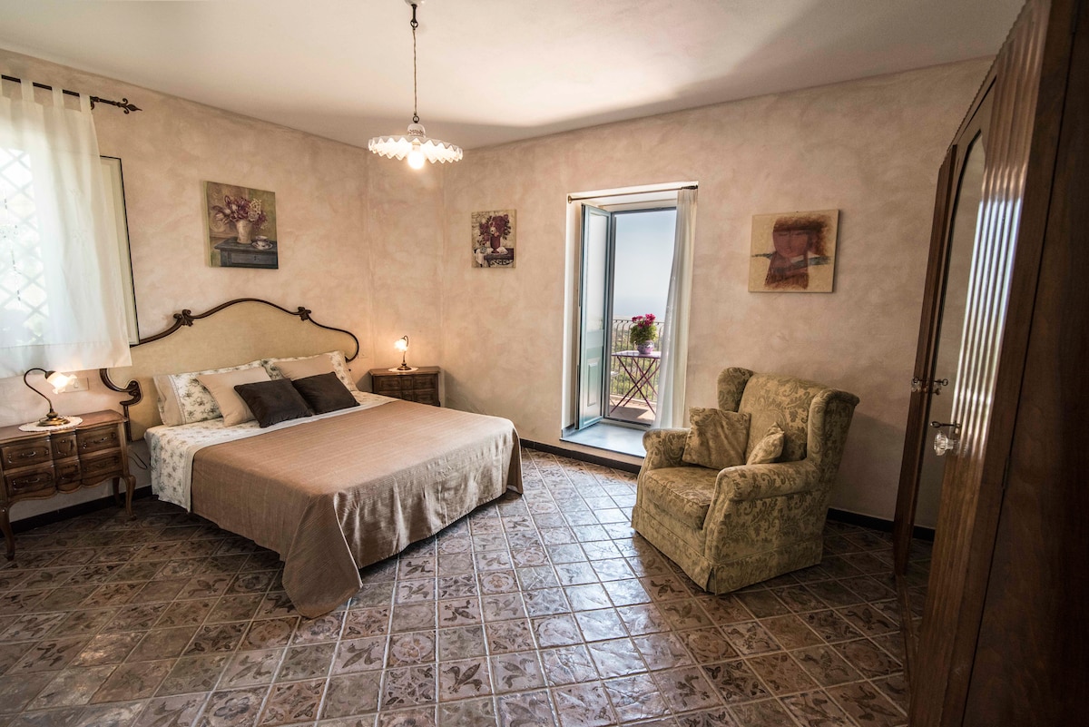 DORMITORIO EN LA PLANTA BAJA CON VISTAS AL MAR