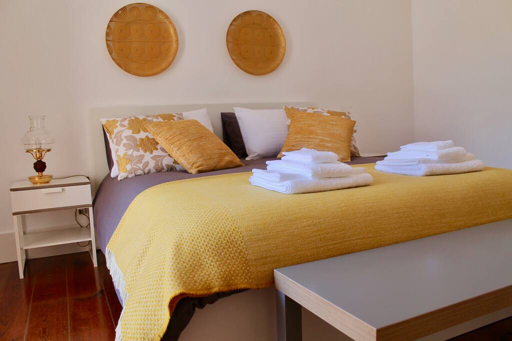 Quarto de Casal com varanda.
Couple Room with a small balcony.