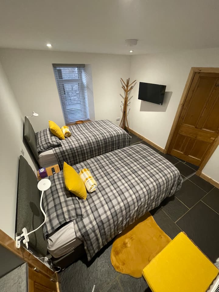 ห้องนอนชั้นล่าง 1 พร้อมเตียงเดี่ยวขนาดใหญ่ 2 หลัง เครื่องนอนที่มีคุณภาพและเตียงที่สบายมาก ชุดคลุมแต่งตัวสุดหรูยังมีรองเท้าแตะในห้องนอนด้วย การเลือกหนังสือประวัติศาสตร์ท้องถิ่นและหนังสือเด็กหลากหลายประเภท 