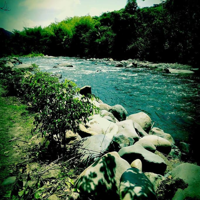 Río y zonas de esparcimiento