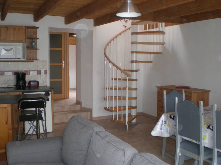 Pièce de vie avec canapé, TV, table à manger 6 personnes