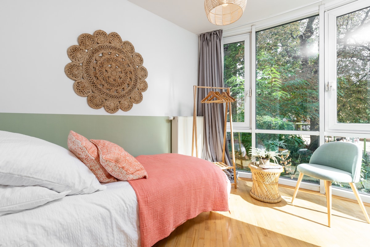 Hospeda a un huésped afortunado en este segundo dormitorio luminoso y espacioso con un cálido esquema rosa y verde tropical