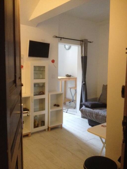 Pièce à vivre vue de la porte d'entrée, cuisine au fond