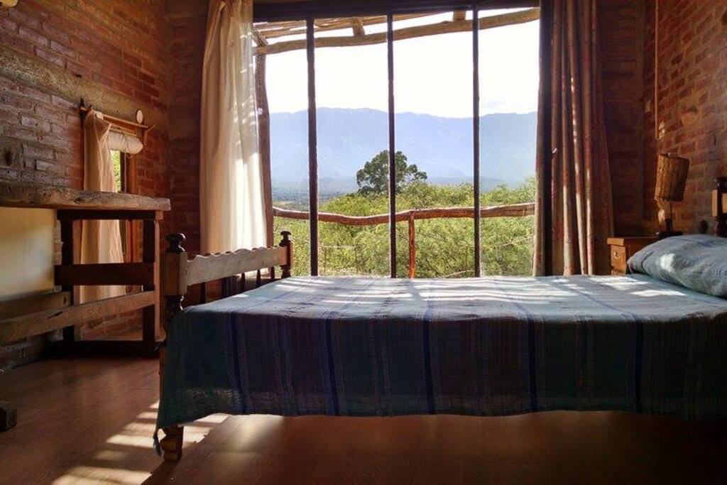 El dormitorio y la vista...