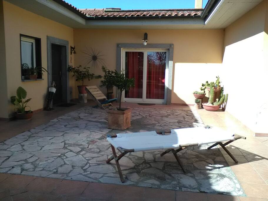Il patio attrezzato a disposizione degli ospiti in condivisione con gli host