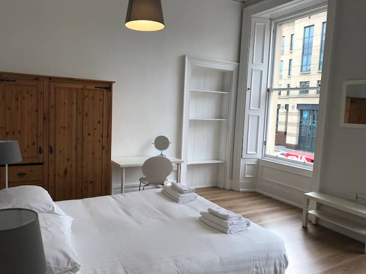 Dhomë gjumi dyshe 4 - kjo është dhoma më e madhe e gjumit me 2 dritare të mëdha përballë pjesës së përparme të ndërtesës. Ka një dhomë dushi me 5 dhoma gjumi. Krevati King size mund të ndahet në dy krevate tek nëse kërkohet të paktën 3 ditë para mbërritjes.