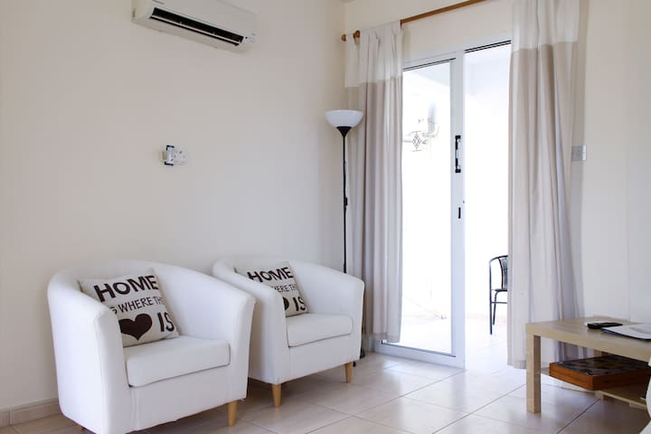 5 GROUND FLOOR 1 BDRM APARTMENT!!