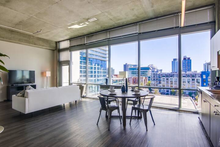 Amazing Views | Heart of Downtown | Modern Space gallery image 2