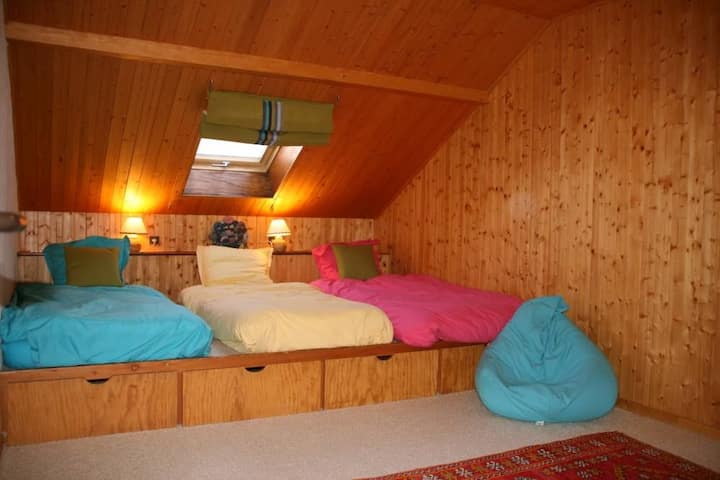 La habitación "refugio" para deleite de los niños con espacio para jugar