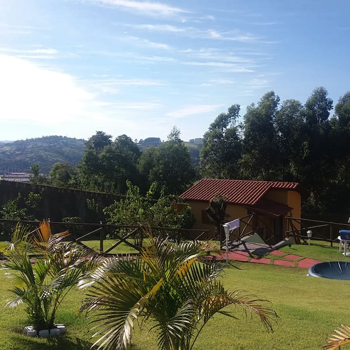 Chalé e montanhas
