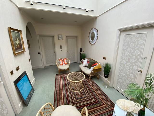 Spacious Hyde Park Mews with Roof Garden & Garage gallery image 4