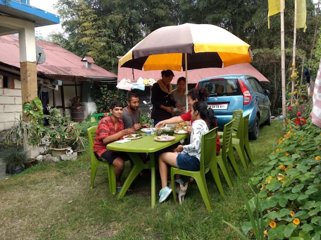 Lazomla Homestay (Singhik, North Sikkim)