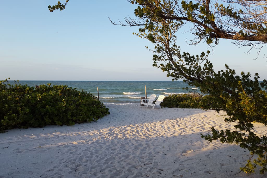 Grandes extensiones de playa rodean la casa.