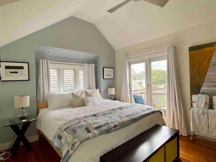 #CozyBluffs Primary Bedroom Suite with en-suite bath and balcony, Saatva Cal King Bed, HDTV, ceiling Fan, A/C