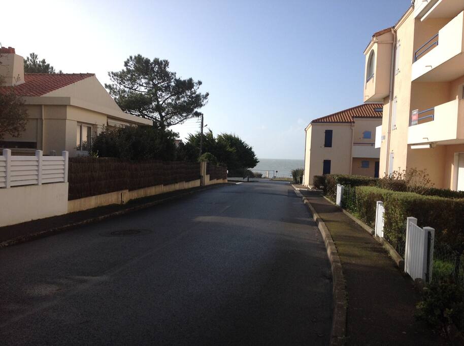 la rue vers la mer