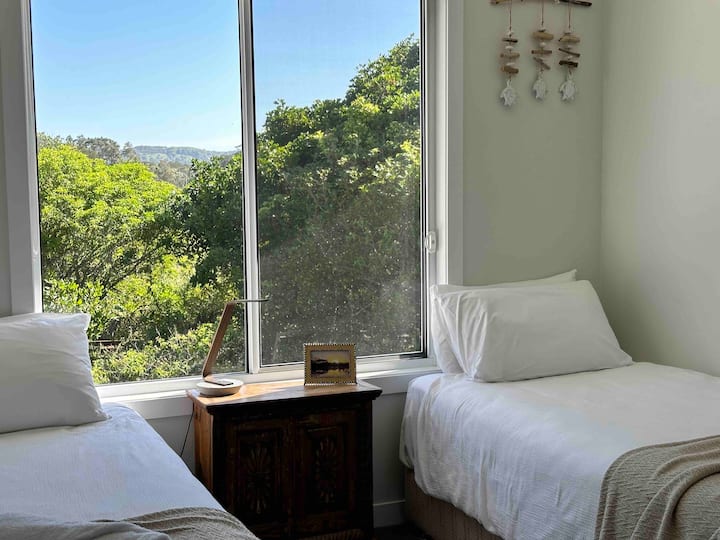 The Beach House Twin Single bedroom views Belongil Fields with quality pocket sprung madraca