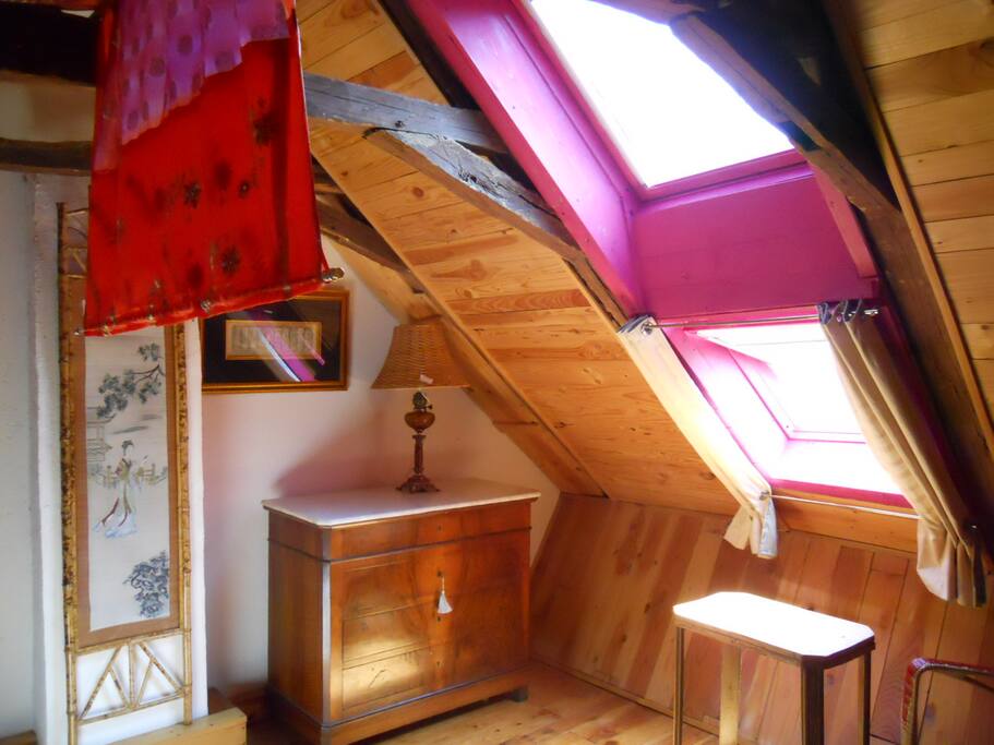 2 velux superposés, une commode ancienne, un fauteuil Voltaire