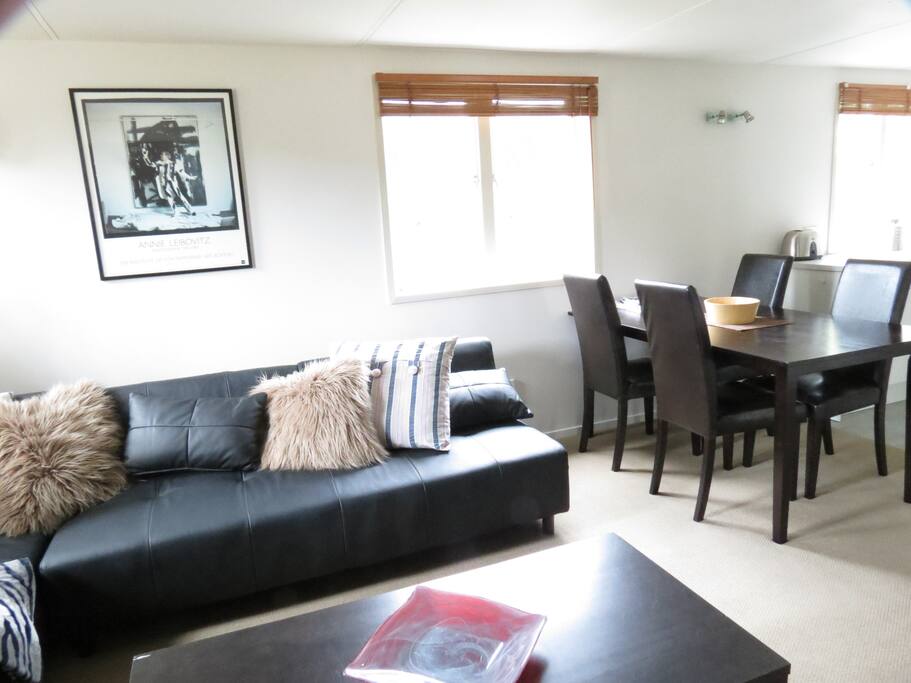 Lounge/Dining