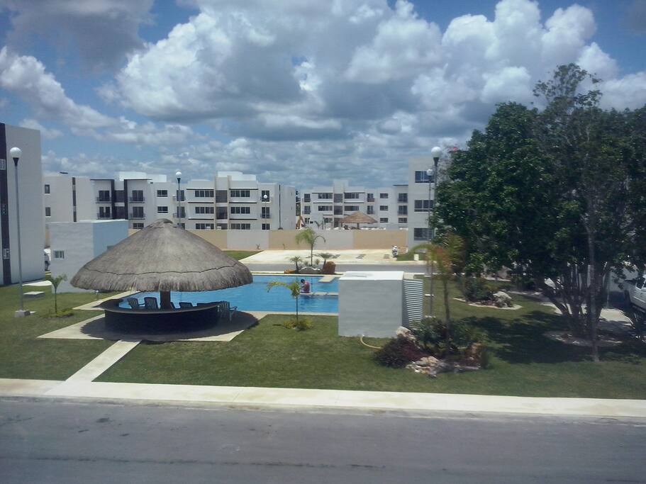 Vista desde la sala y recámara principal / View from the living room and the main bedroom.