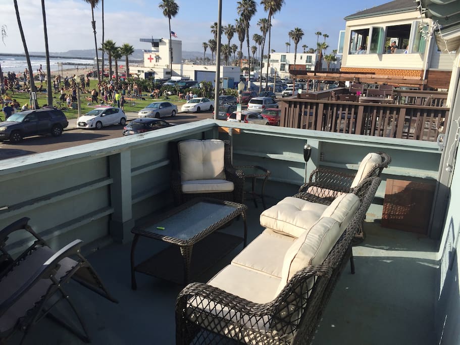 Plenty of seats for everyone (and retractable privacy screen)