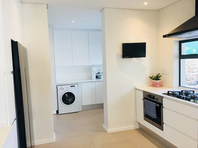 Central Cape Town Villa with a View – with solar! gallery image 5