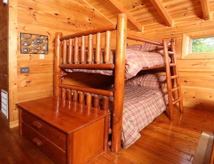 เตียงสองชั้นควีนไซส์/ห้องนอนใต้หลังคา HDTV