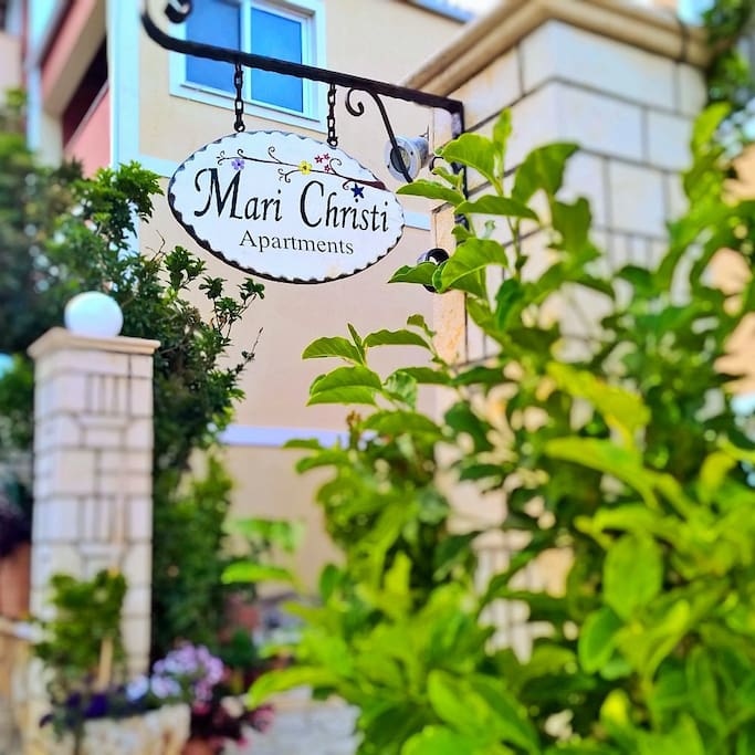 Mari-Christi entrance