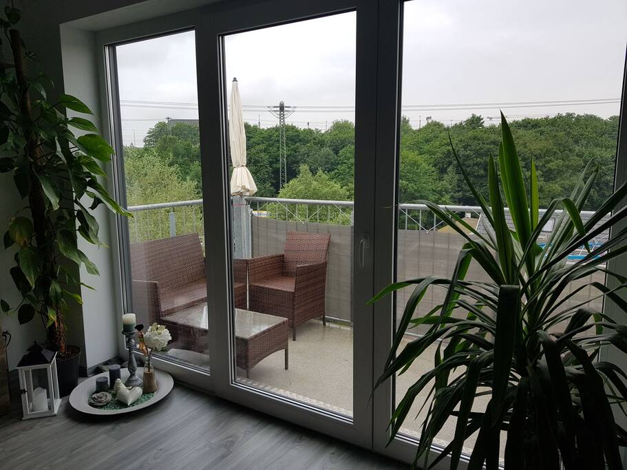 Großer Balkon mit Austattung und Möglichkeit zum rauchen.