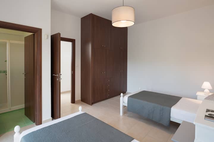 חדר שינה כפול עם חדר רחצה צמוד ואחסון נרחב.