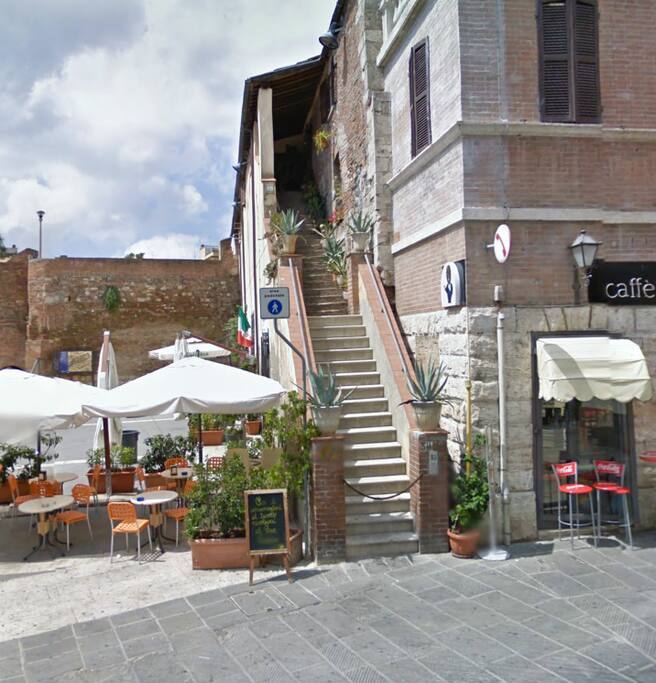 ingresso dalle scale di piazza del mercato a Grosseto