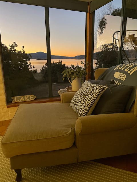 Top Airbnb: Lakefront@Tyrolean HOUSE Waterfront in East Jindabyne