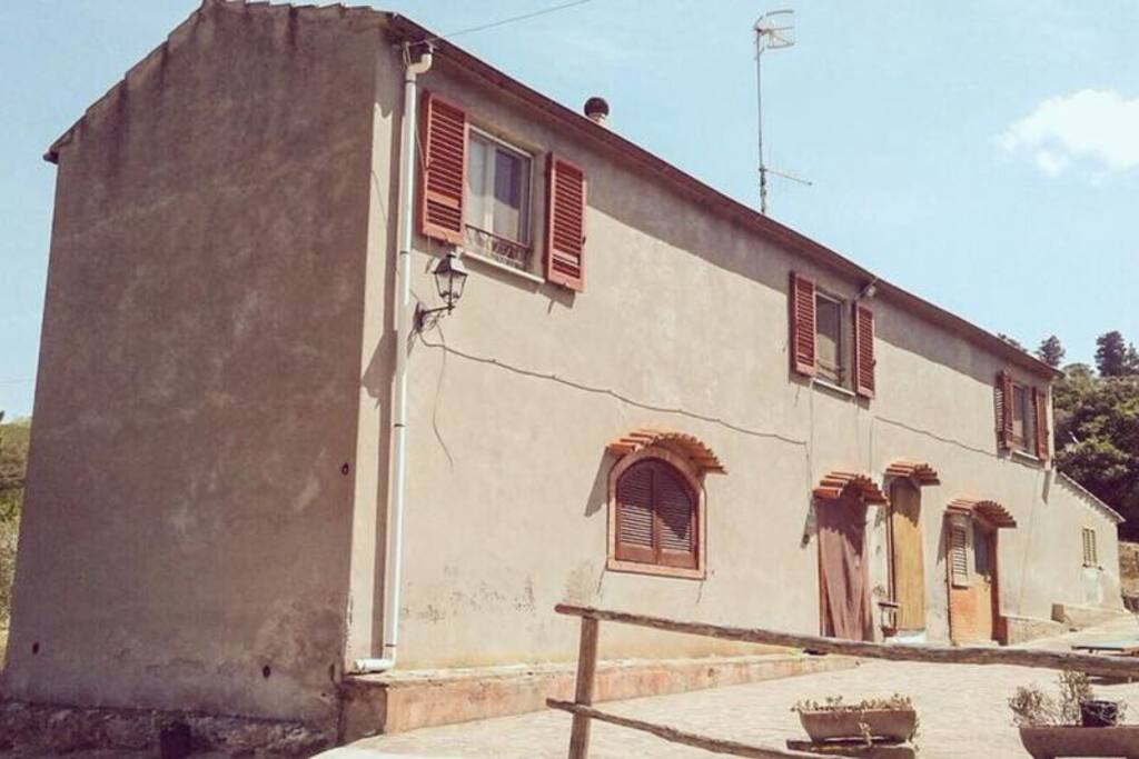 Facciata esterna con ingresso