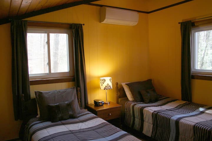 chambre à deux lits attenante à la salle de jeux, niveau supérieur