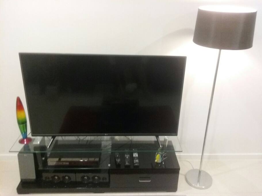 SURROUND SOUND
LG 55 INCH LED TV WITH BLU-RAY/DVD PLAYER AND MICRO HI-FI SYSTEM AND STAINLESS STEEL FLOOR LAMP