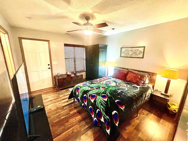 Მთავარი საძინებელი (საწოლი 152/55 დუიმიანი ტელევიზორი)