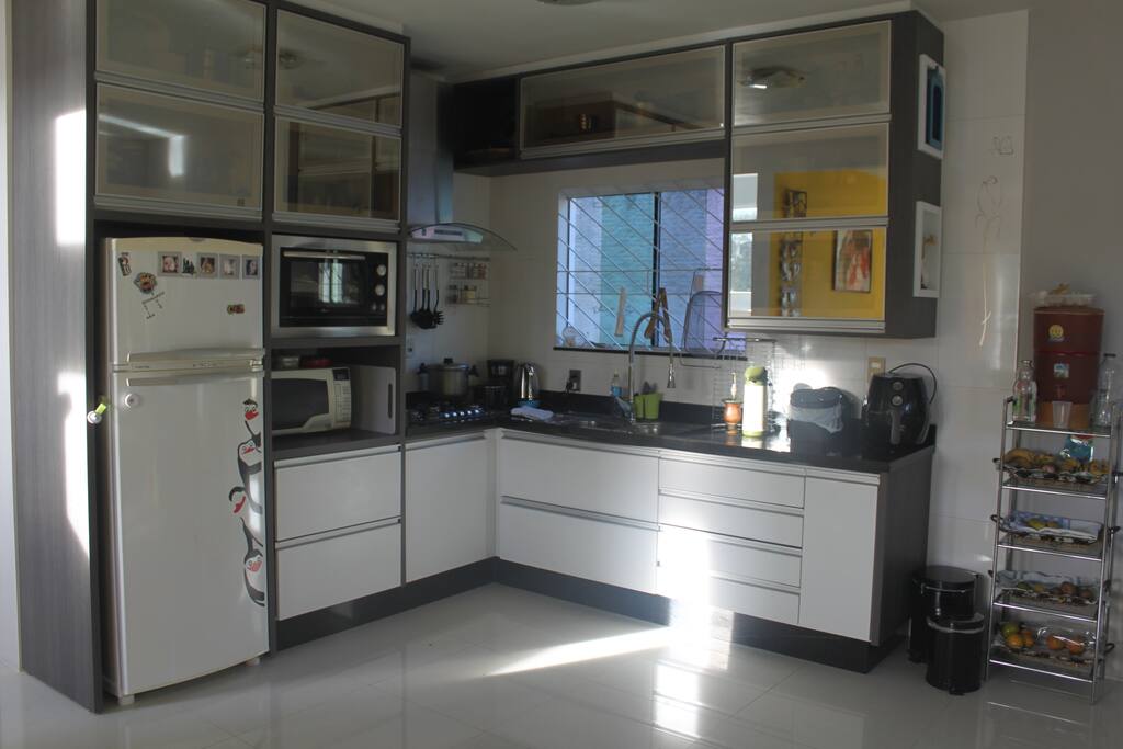 Cozinha completa com microondas e forno eletrico