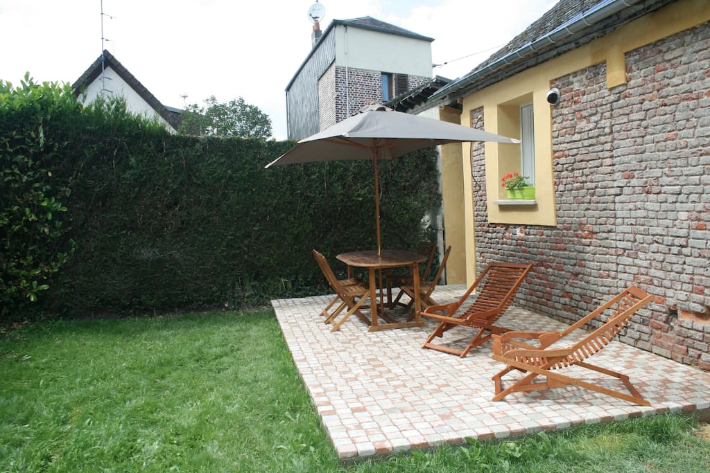 Terrasse plein sud avec pelouse et close pour accueillir enfants et animaux en toute tranquilité