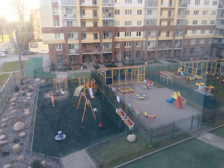 Комната с террасой - окна в пол открывают вид на уютный двор жилого комплекса