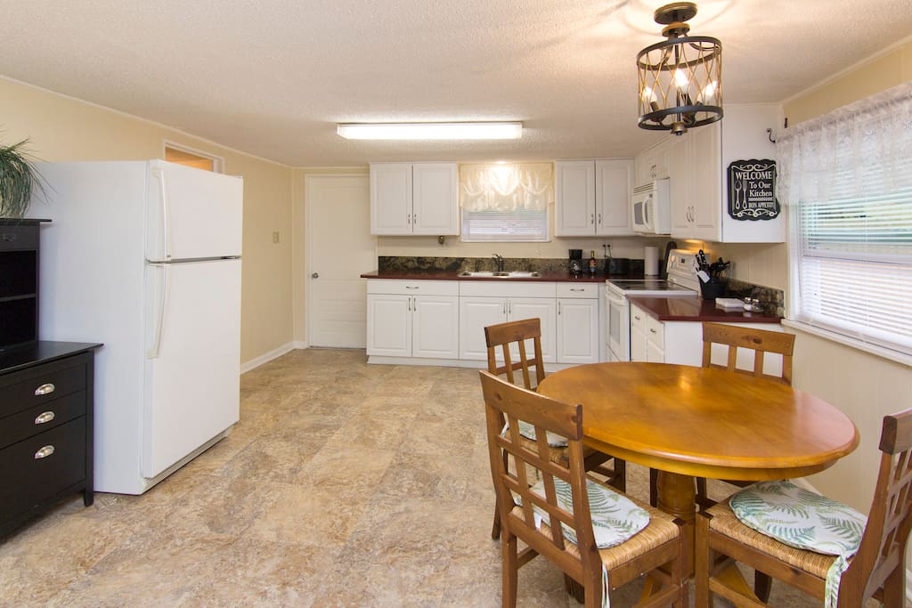 KITCHEN/DINING ROOM
