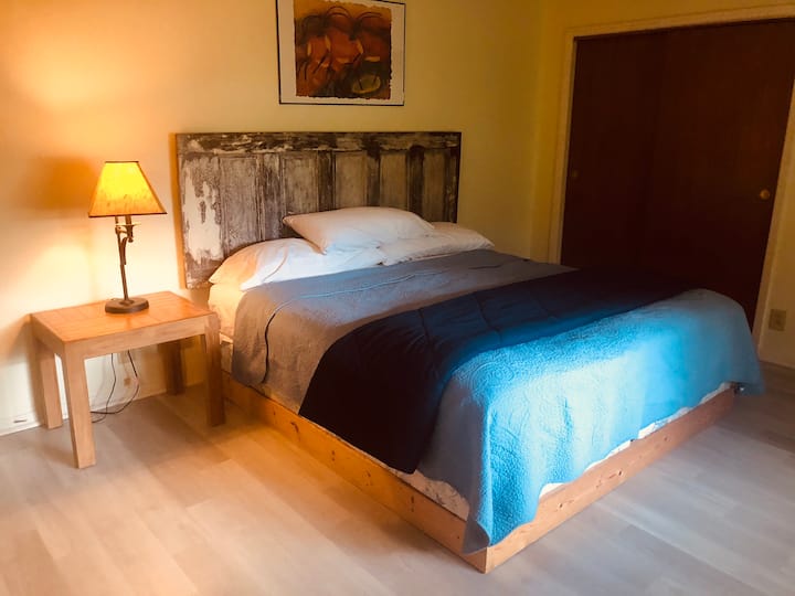 Cama tamaño king en el dormitorio principal