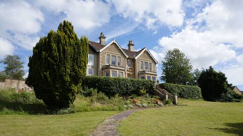 Spacious period family house, great views Nr Bath