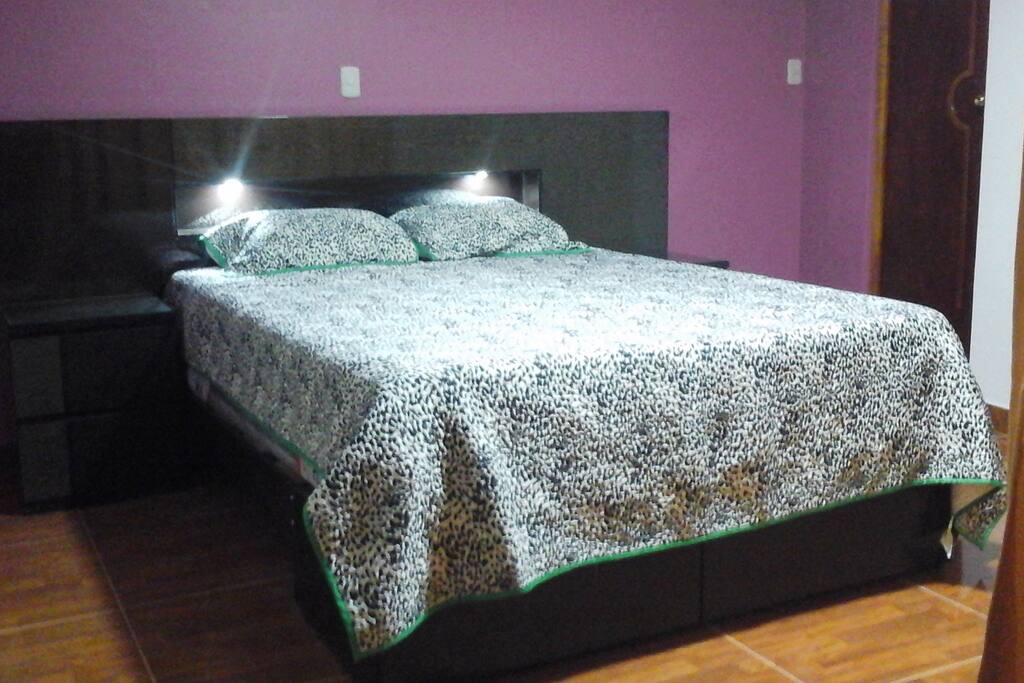 cama queen con baño privado