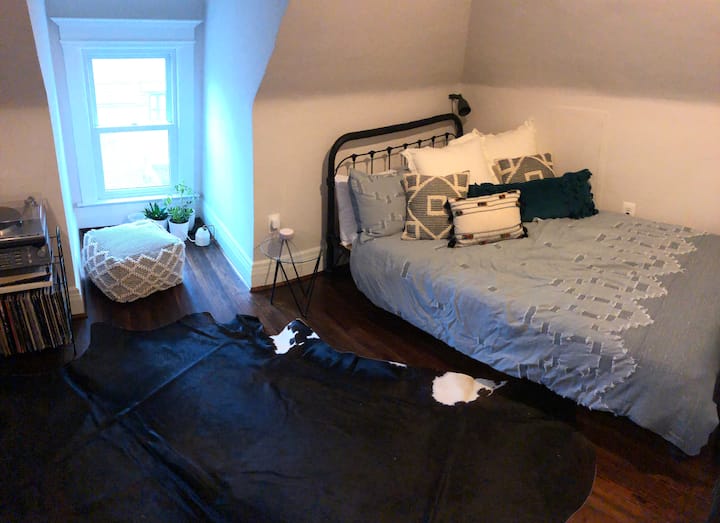 Dhoma e pestë e gjumit- e plotë xl. Ndodhet në katin e tretë me banjë të plotë, ambient ndenjjeje dhe televizor në të njëjtin kat.