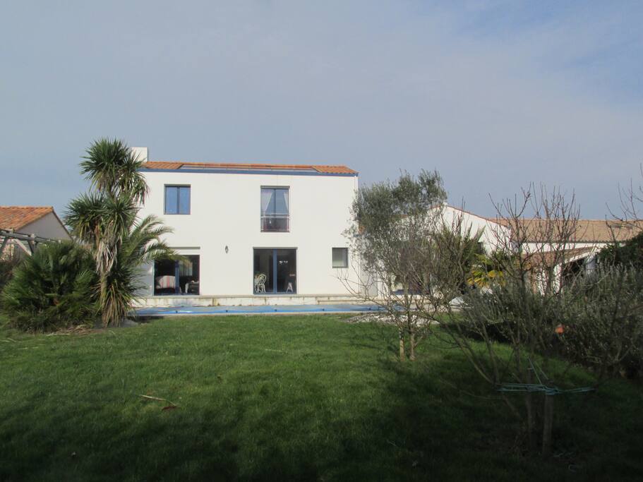 vue du fond du jardin,maison à étage ,orientée sud