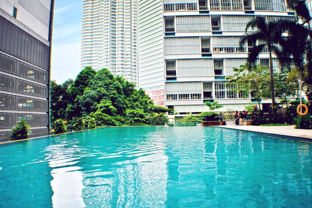 The ever popular infinity pool overlooking the grand KLCC tower. What an unbelievable sight.