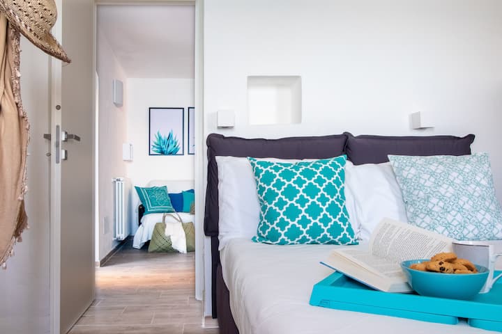 ห้องนั่งเล่นนำไปสู่ห้องนอนหลักที่มีเตียงคู่