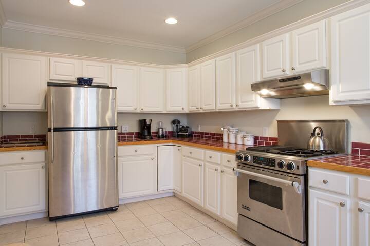 Amazing roof deck-near everything! gallery image 2