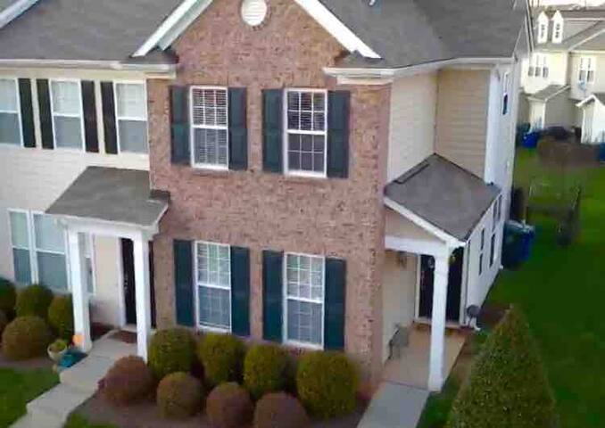 Private suite in townhome near downtown